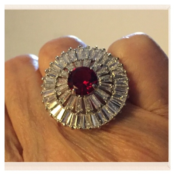 Jewelry - 🍓Luxurious White Topaz & Ruby Ring